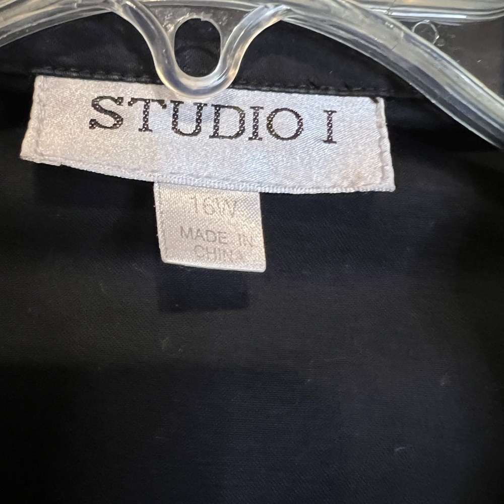 Studio I Classic Black Blazer. Short Sleeve with 3 button closure. Size 16W - Picture 3 of 5